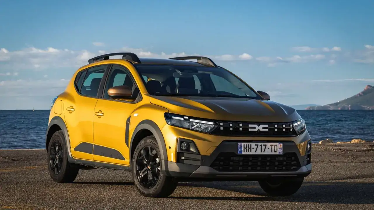 Dacia Sandero GLP amarillo, listo para explorar la costa. Su gran autonom&iacute;a te permite disfrutar del paisaje sin preocupaciones.