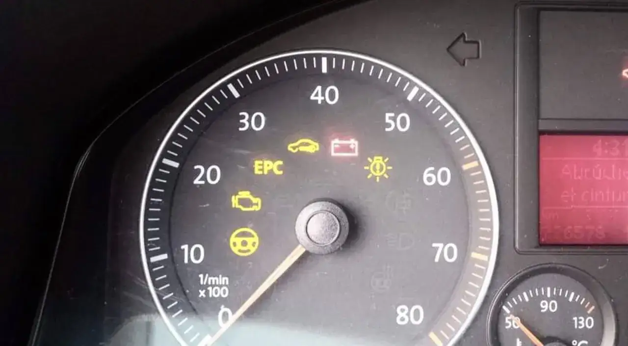 Luz EPC encendida en el tablero del coche, junto a iconos de motor y batería. Indica un problema con el control electrónico del motor.