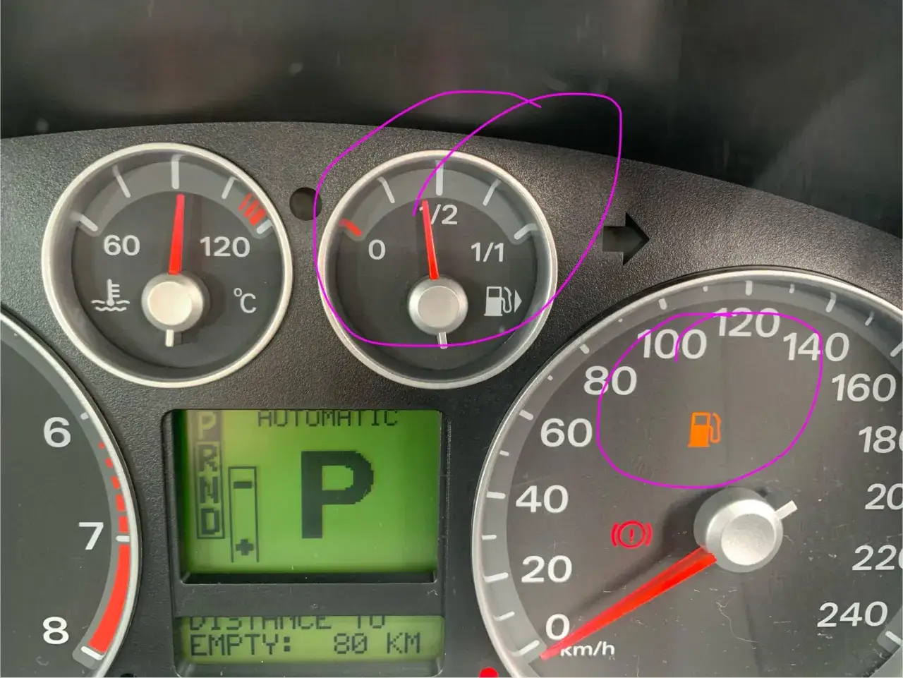 Indicador de combustible bajo en un Ford Focus 1.6 TDCI. El marcador de gasolina est&aacute; casi en reserva.