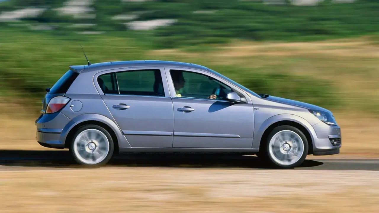 Opel Astra 1.7 CDTI 100cv en movimiento. A pesar de su buen rendimiento, algunos propietarios han reportado problemas con este modelo.