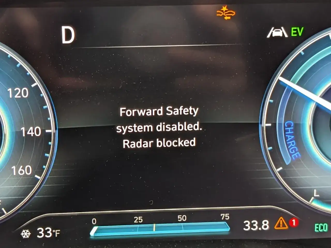 El sistema de asistencia frontal no disponible. El radar est&aacute; bloqueado, advierte el tablero del coche.