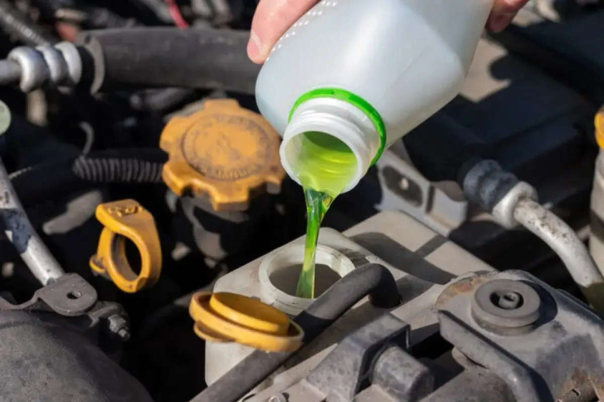 Vertiendo anticongelante etilenglicol en un motor de aluminio para protegerlo del frío.
