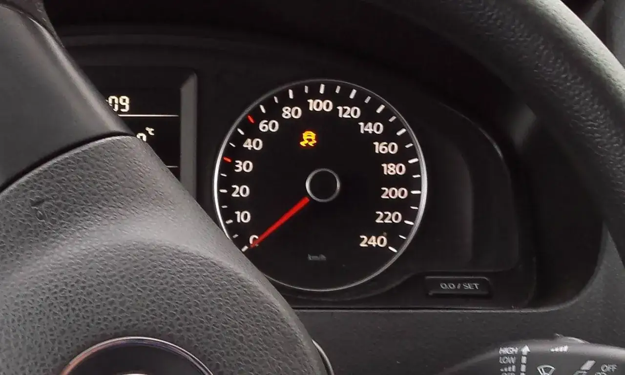 Testigo de fallo sistema esc. en el tablero de un coche, indica un problema con el control de estabilidad.
