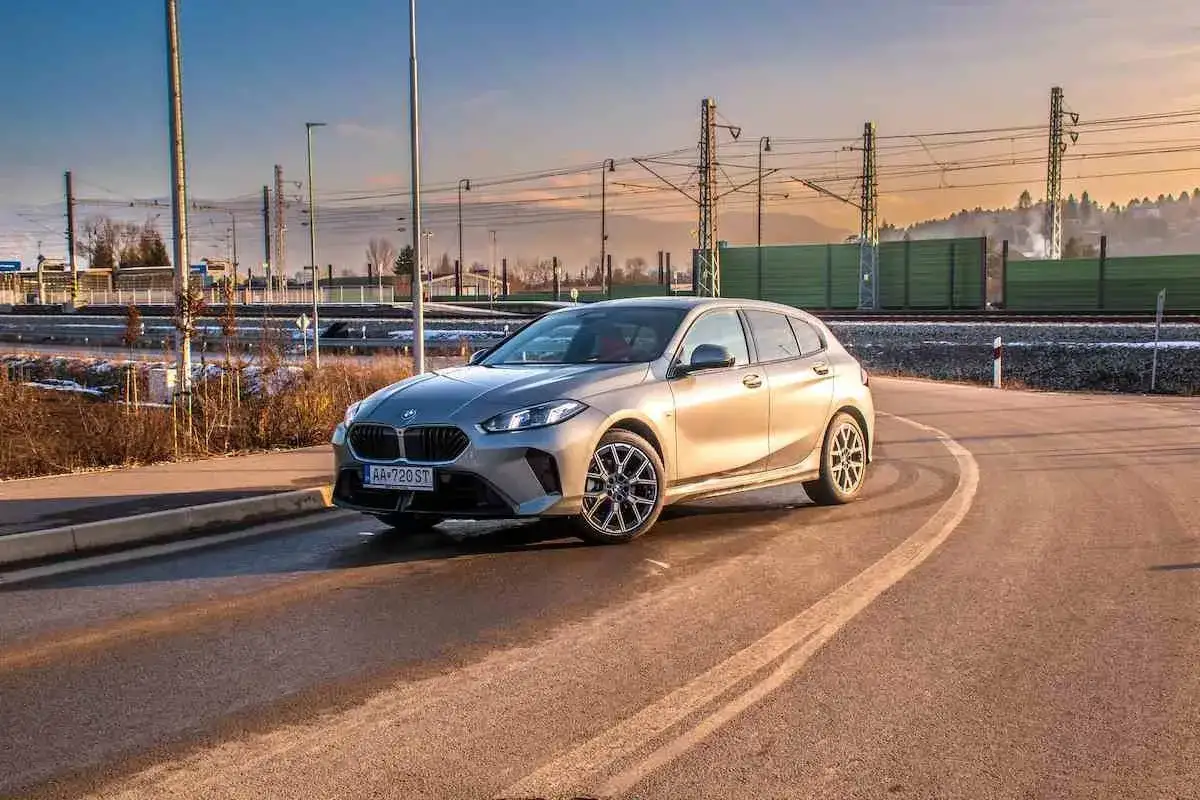 Un BMW 118d 143cv plateado en una carretera al atardecer. ¿Problemas con este motor?