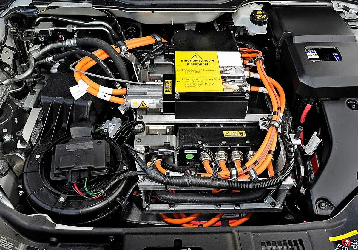 Detalle del motor de un coche h&iacute;brido, con cables naranjas de alta tensi&oacute;n. Averigua cuanto duran las bater&iacute;as de un coche h&iacute;brido.