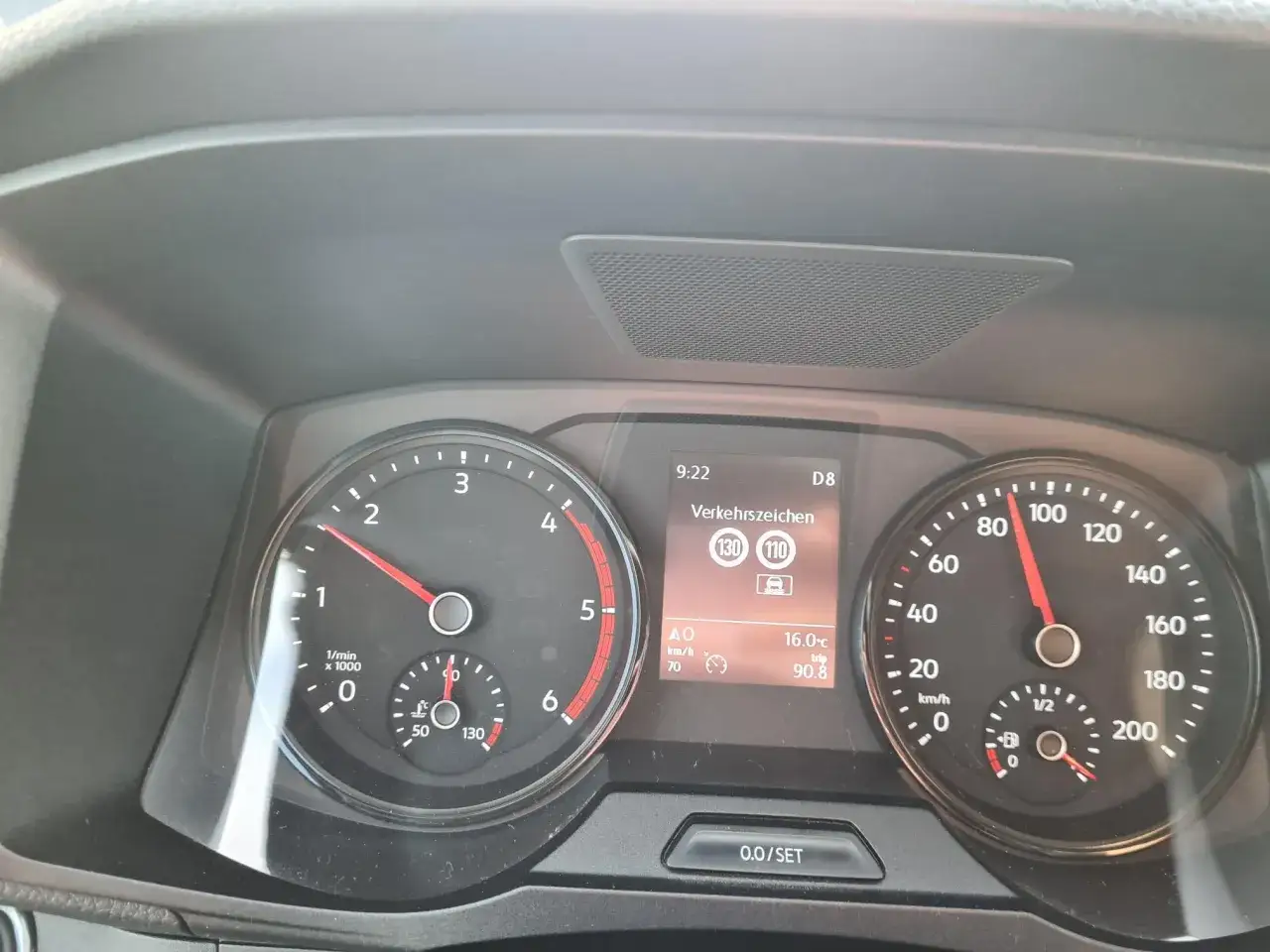 Panel de Volkswagen con veloc&iacute;metro a 90 km/h, tac&oacute;metro a 1000 rpm y se&ntilde;al de tr&aacute;fico. El sistema lane assist est&aacute; activo.