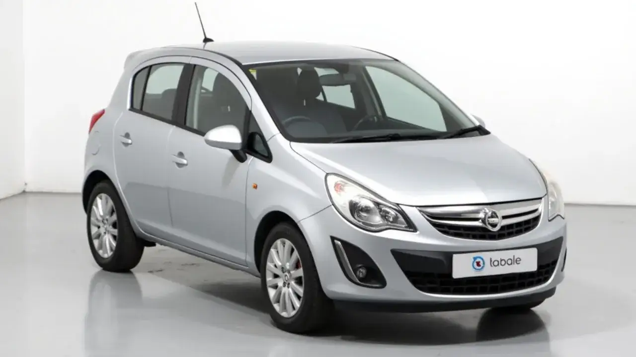 Opel Corsa 1.2 gasolina, un coche plateado con un logo de 