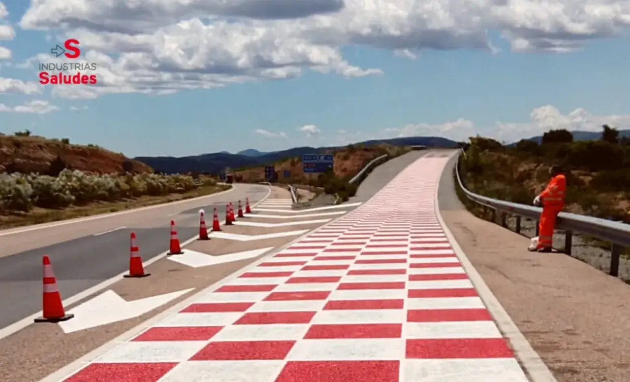 Carril de frenado de emergencia con patr&oacute;n de tablero de ajedrez rojo y blanco. &iquest;C&oacute;mo se debe frenar?