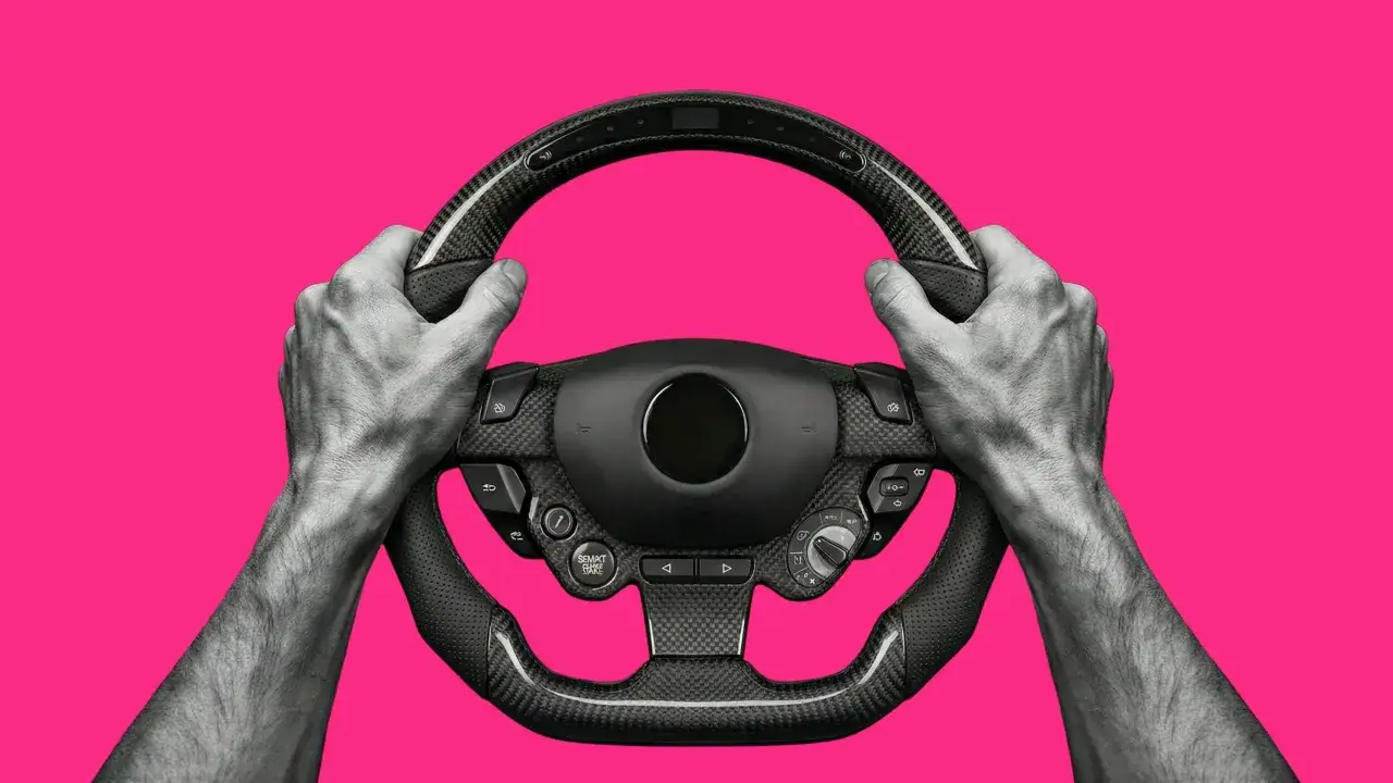 Manos firmes sujetan el volante de fibra de carbono, listo para una dirección del coche dura y emocionante.