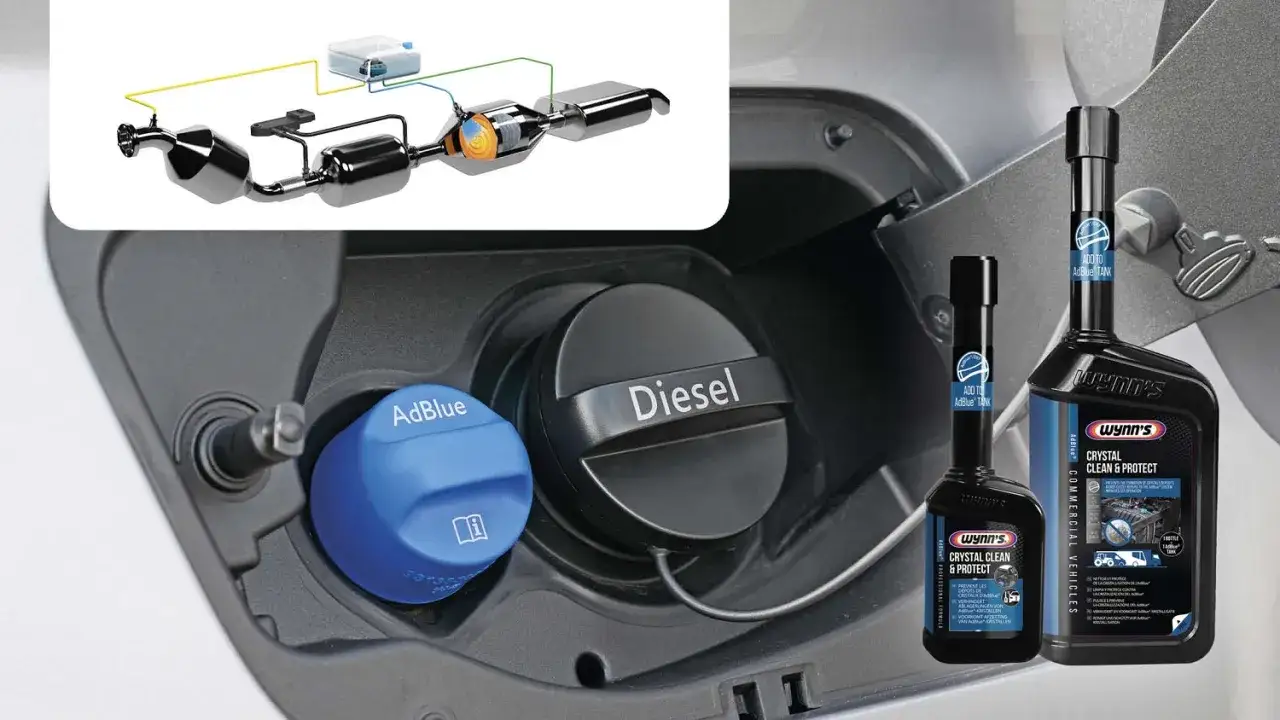 El dep&oacute;sito de AdBlue y di&eacute;sel de un coche, junto a botellas de aditivo Wynn's. Es bueno echar aditivo al AdBlue para mantener el sistema limpio.