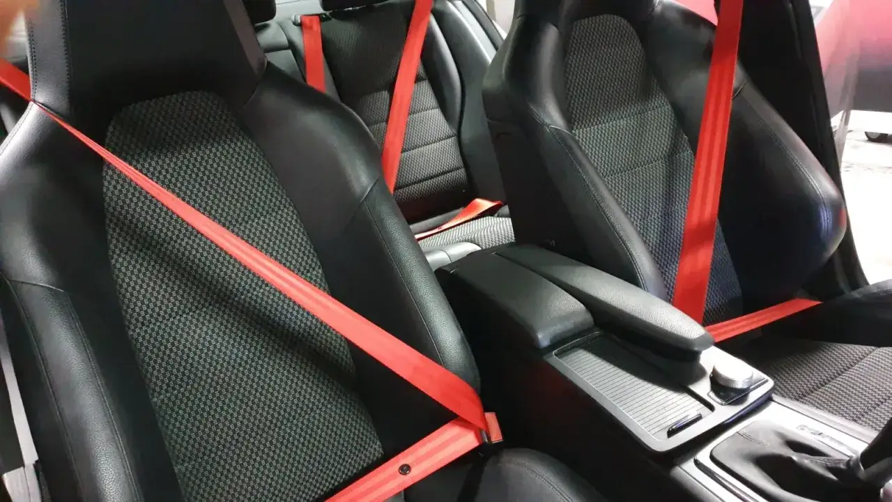 Asientos de coche con cinturones de seguridad rojos. Un detalle para cambiar cintur&oacute;n de seguridad y darle un toque deportivo al interior.