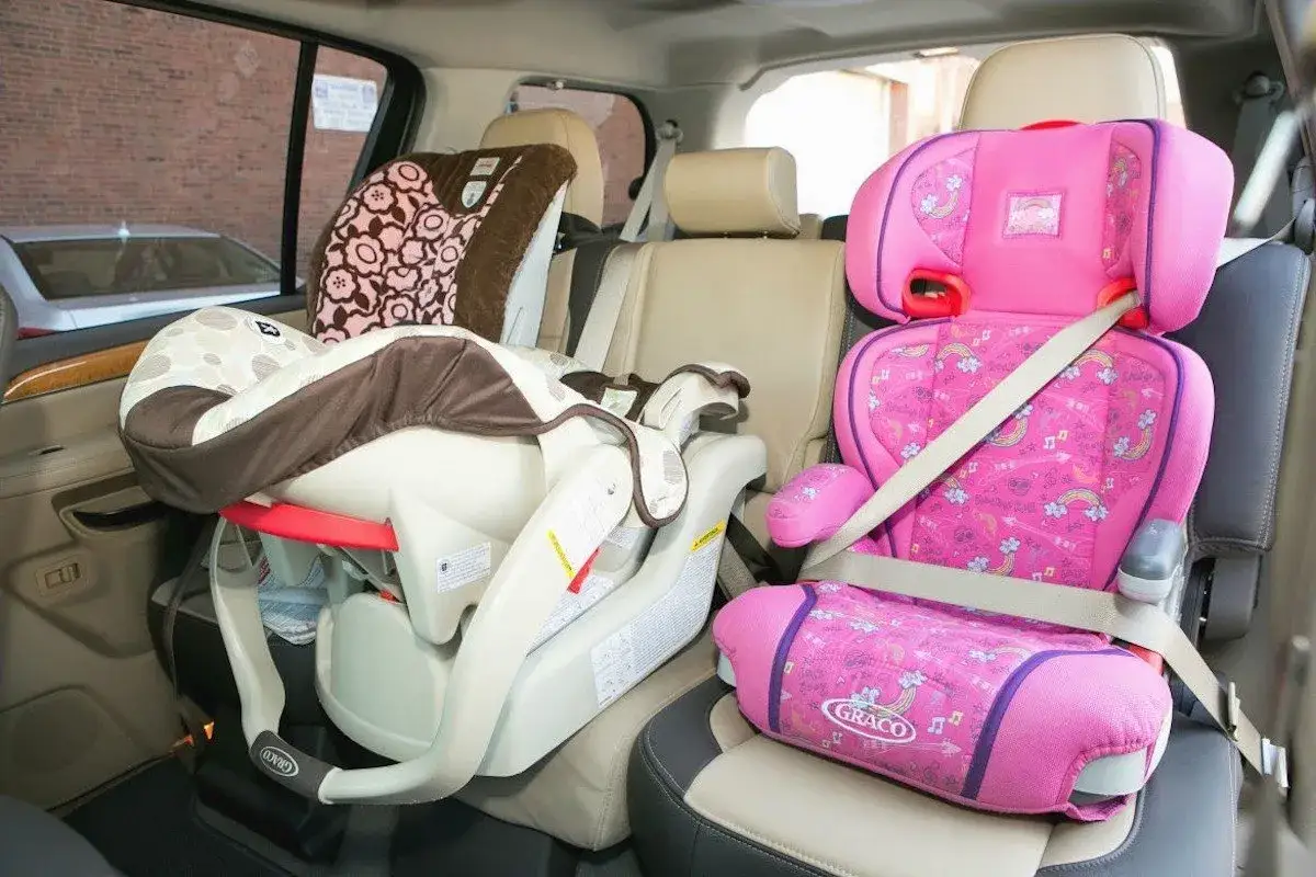 Tres sillas de coche infantiles, una rosa con unicornios y dos con estampados de flores y lunares, listas para instalar. La pregunta es: ¿dónde poner silla bebé coche?