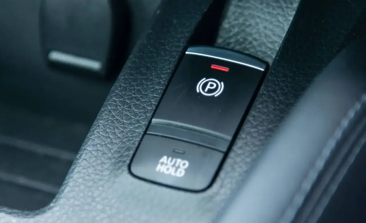Bot&oacute;n para desbloquear freno de mano el&eacute;ctrico y activar Auto Hold.