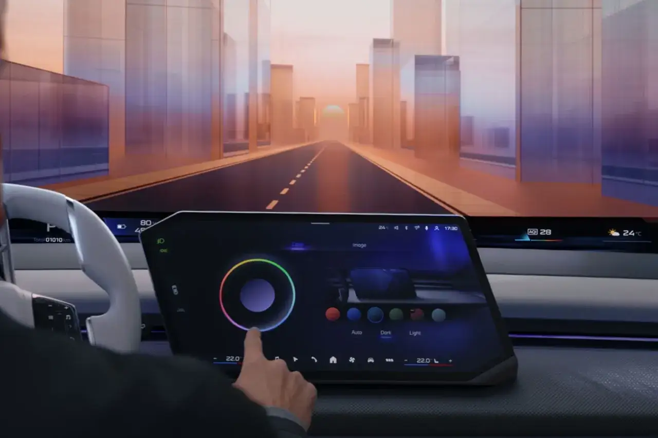 Interior de un BMW con pantalla t&aacute;ctil mostrando opciones de color y ambiente. El sistema active guard se integra con la interfaz futurista.