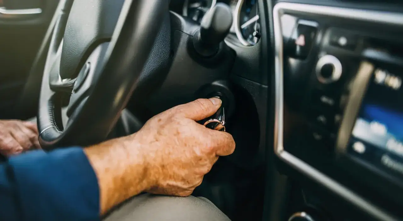 Mano insertando llave en el encendido. Al poner en marcha un motor de gasolina es conveniente hacerlo suavemente.