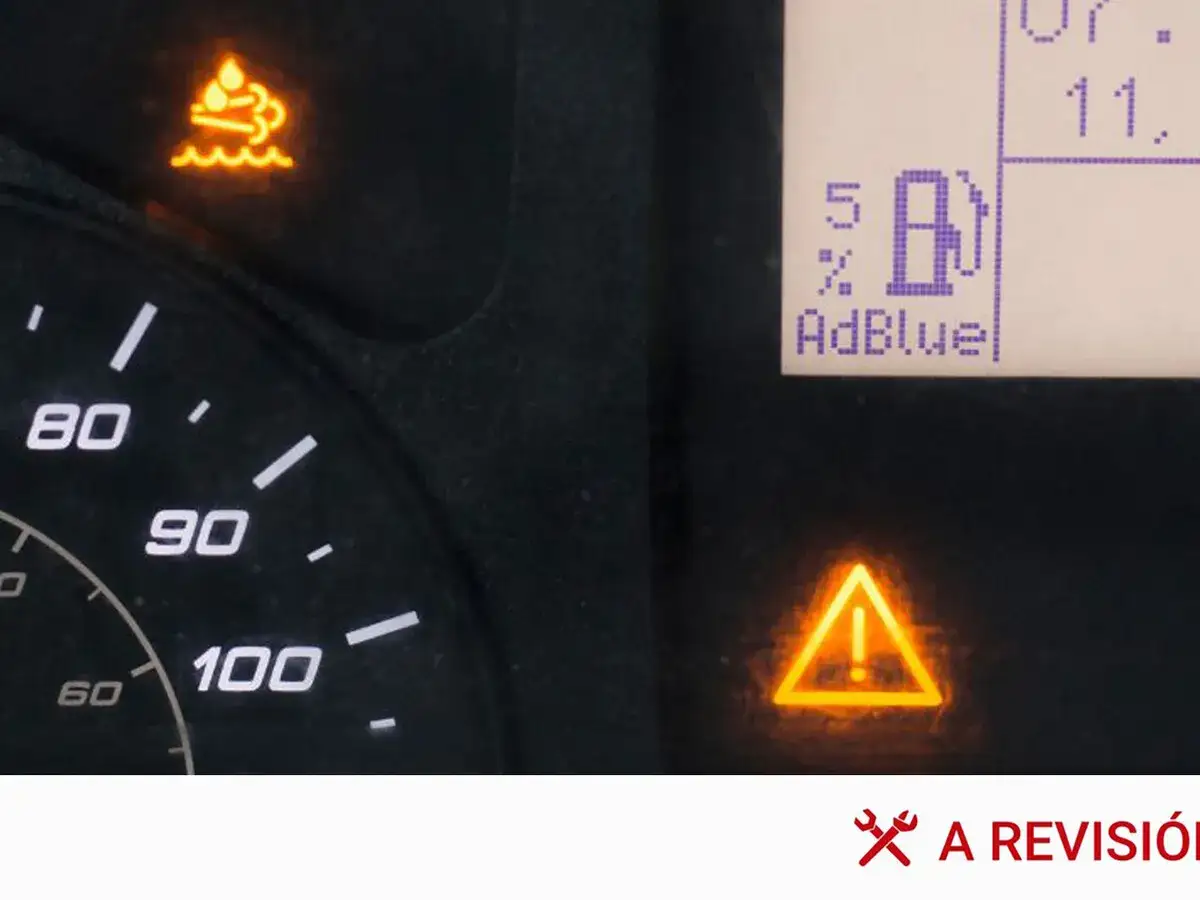Testigo AdBlue encendido, indicando nivel bajo o problema. El conductor necesita resetear el testigo AdBlue.