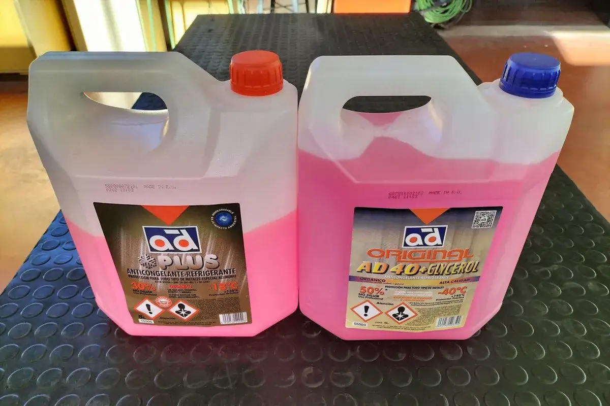 Dos garrafas de anticongelante rosa. Una es 