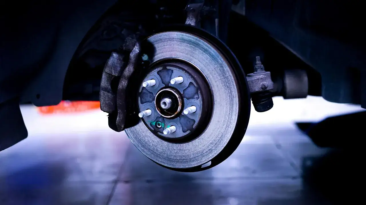 Primer plano de un disco de freno de coche, mostrando los diferentes tipos de disco de freno y su sistema de frenado.
