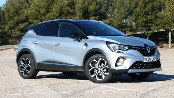 Renault Captur E-Tech, un SUV plateado con detalles negros, estacionado al aire libre. ¿Problemas?